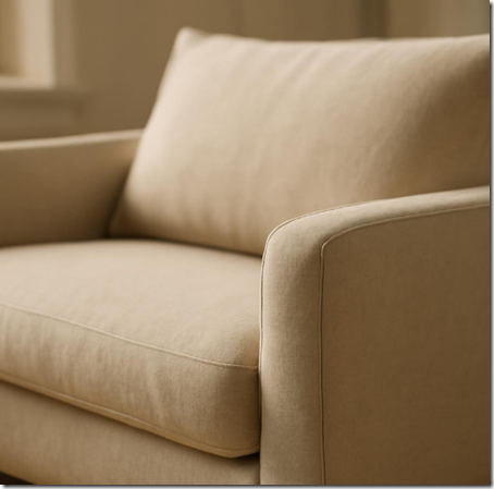 Диван с чистой обивкой после удаления пятен